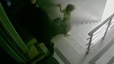 İstanbul'da kızına tekme atıp merdivenlerden yuvarlayan baba tutuklandı