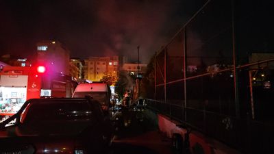 İstanbul'da oto tamirhanede yangın: 10 araç kullanılamaz hale geldi