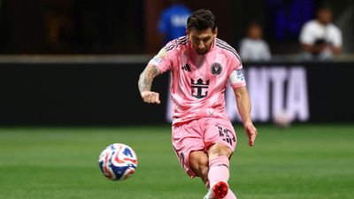 Lionel Messi'den Porto'ya şık frikik golü