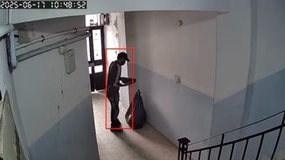 İstanbul'da ayakkabı hırsızlığı: Siyah poşete doldurup kaçtı