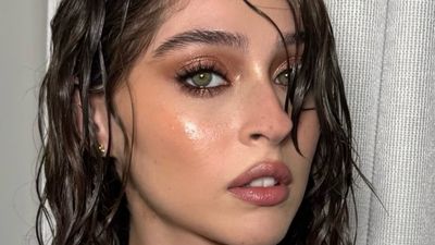 Oyuncu Cemre Baysel'den sütyensiz tarz! Sosyal medyada gündem oldu