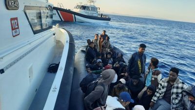 İzmir açıklarında 20 kaçak göçmen yakalandı, 35 göçmen ise kurtarıldı
