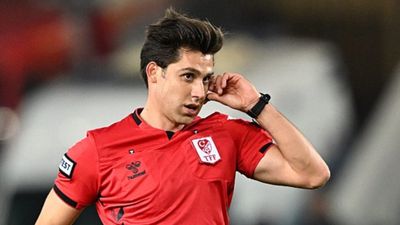 VAR'sız milli maçta Türk hakem Mehmet Türkmen'den olay hareket