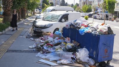 İzmir'de toplanmayan çöpler kötü kokuya neden oluyor
