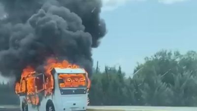 Balıkesir'de alevlere teslim olan yolcu minibüsü küle döndü