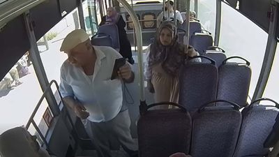 Manisa'da otobüste düşürülen altın dolu cüzdan sahibine teslim edildi