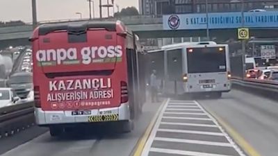 İstanbul Bakırköy'de metrobüs arızası: Motorundan duman yükseldi