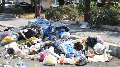 Buca'da grevin 4'üncü gününde sokaklarda çöp yığınları oluştu