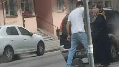 İstanbul'da sokak ortasında annesini darbetti: Çevredekiler izlemekle yetindi