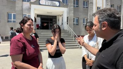 Hakkari'de YKS çıkışı ağlayan genç kıza annesi moral verdi