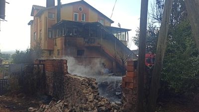 Konya'da otları temizlemek için yaktığı ateş komşunun evine sıçradı