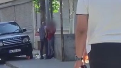 İstanbul Arnavutköy'de kadını sokak ortasında darbetti