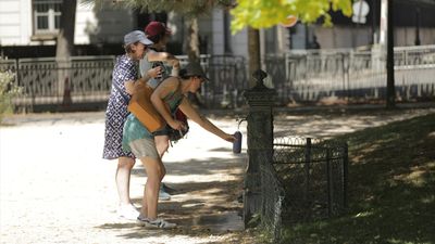 Paris'te sıcaklıklar 35 dereceye ulaştı