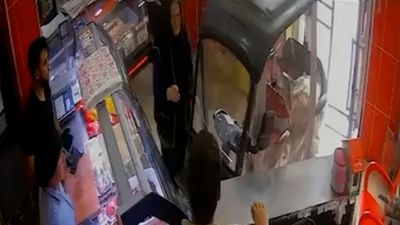 Samsun'da elektrikli bisiklet kasap dükkanına girdi