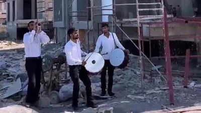 Hatay'da deprem konutlarının inşasında çalışan işçilere davullu zurnalı sürpriz