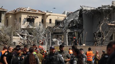 İran, ABD saldırısının ardından İsrail'in 10 noktasını füzelerle hedef aldı