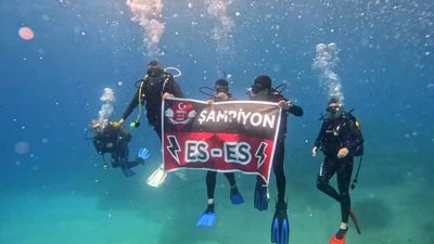 Eskişehirspor'un şampiyonluğunu denizin altında kutladılar