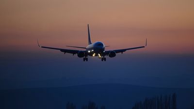 İsrail, hava sahasını yeniden uçuşlara açtı