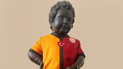 Belçika'daki Manneken Pis heykeline, Galatasaray forması giydirildi