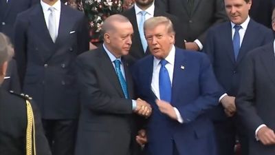 Cumhurbaşkanı Erdoğan ile Trump, NATO aile fotoğrafında yan yana poz verdi