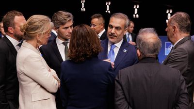 NATO Zirvesi'nden dikkat çeken görüntü: Hakan Fidan'a yoğun ilgi