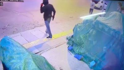 İstanbul'da girdikleri iş yerinde açamadıkları kasayı taşıyarak çaldılar