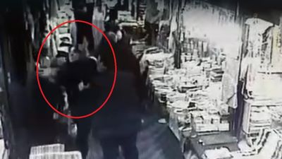 Bursa'da esnaflar arasında müşteri kavgası kameralara yansıdı
