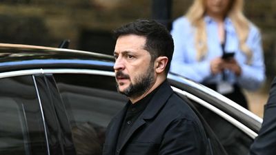Vladimir Zelensky, NATO Zirvesi'ne takım elbiseyle katıldı
