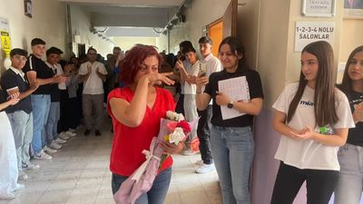 Niğde'de emekli olan öğretmene duygusal veda