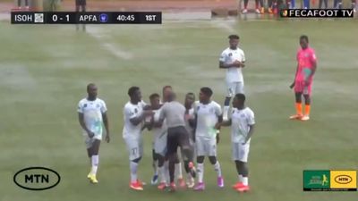 Kamerun'da hakem, itiraz eden oyuncuya kafa attı