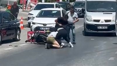 Maltepe’de otomobildekilerle motokuryenin trafik kavgası