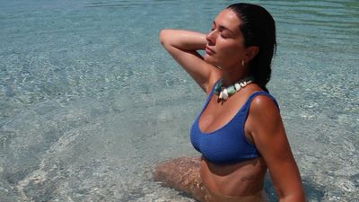 Bergüzar Korel Marmaris'te! Denizde bikinili pozlar verdi