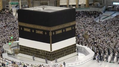 Kabe'nin örtüsü değiştirildi