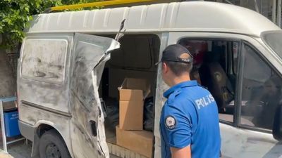 Adana'da cezaevindeki ağabeyinin minibüsünü uyuşturucu hap deposuna dönüştürdü