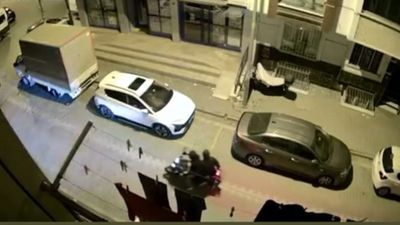 İstanbul'da kasklı motosiklet hırsızları kameraya yakalandı