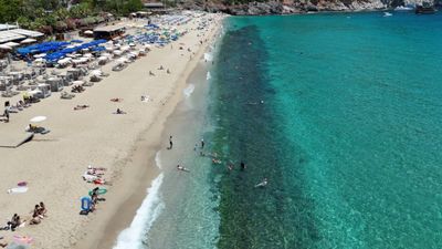 Alanya'daki aşırı sıcaklar sonrası vatandaşlar sahillere akın etti