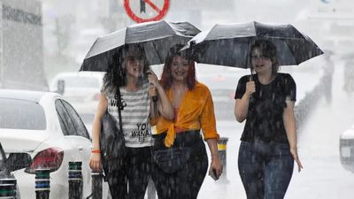 Hava sıcaklıkları sağanak yağışla birlikte mevsim normallerine dönecek
