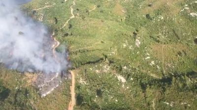 Antalya'da iki bölgede çıkan orman yangınlarına müdahale ediliyor