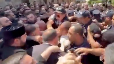 Ermenistan'da gerilim artıyor: Apostolik Kilisesi'nin merkezine operasyon düzenlendi