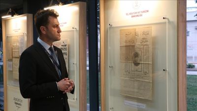 Atatürk'ün Samsun'a gelişini aynı başlıkla duyurun beş gazetenin nüshası sergileniyor