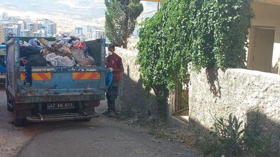 Mardin'de koku yayılan evden 2 kamyon çöp çıkarıldı