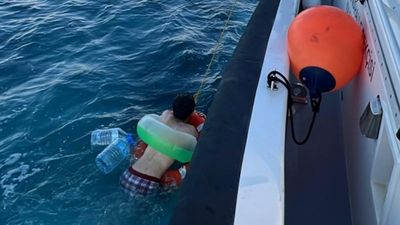 Bitlis'te Van Gölü açıklarına sürüklenen genci polis kurtardı