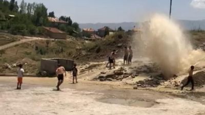 Hakkari'de patlayan su hattı, çocukların serinleme eğlencesi oldu