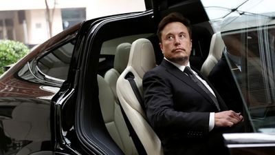 Satışlar düşüyor: Elon Musk, Tesla'daki üst yöneticiyi kovdu