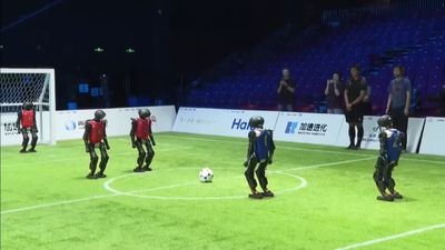 Çin'in insansı robotları futbol oynarken görüntülendi