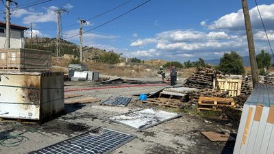 Kastamonu'da çöpte çıkan yangın, güneş enerjisi panellerine sıçradı