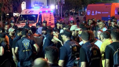 CHP'nin Saraçhane mitinginde, polise taşlı saldırı