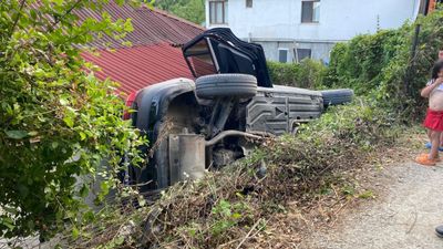 Sinop'ta el freni çekilmeyen otomobil evin boşluğuna düştü