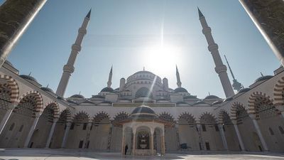 Camilerdeki erkek ve kadın bölümlerini karşılaştırdı: Diyanet'e çağrı yaptı