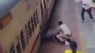 Hindistan'da kadın yolcunun ölümden döndüğü kaza